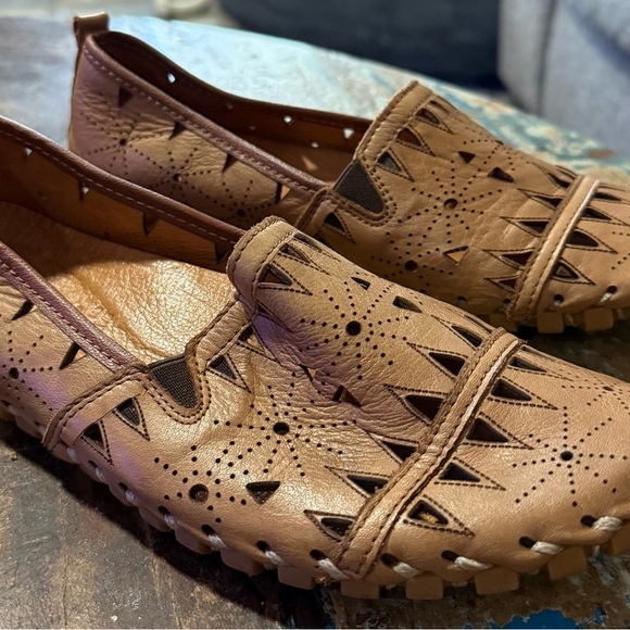 Spring Step Tan Leather flats with Cutout Design - Picture 2 of 7